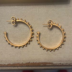 Julie Vos Hoops, Medium